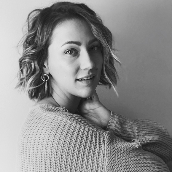 Hey, I’m Kate! 🙋🏼♀️ Welcome to my closet! - Picture 2 of 8